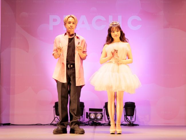 「PEACHC」日本本格上陸記念イベント・左：奈良裕也さん・右：矢吹奈子さん